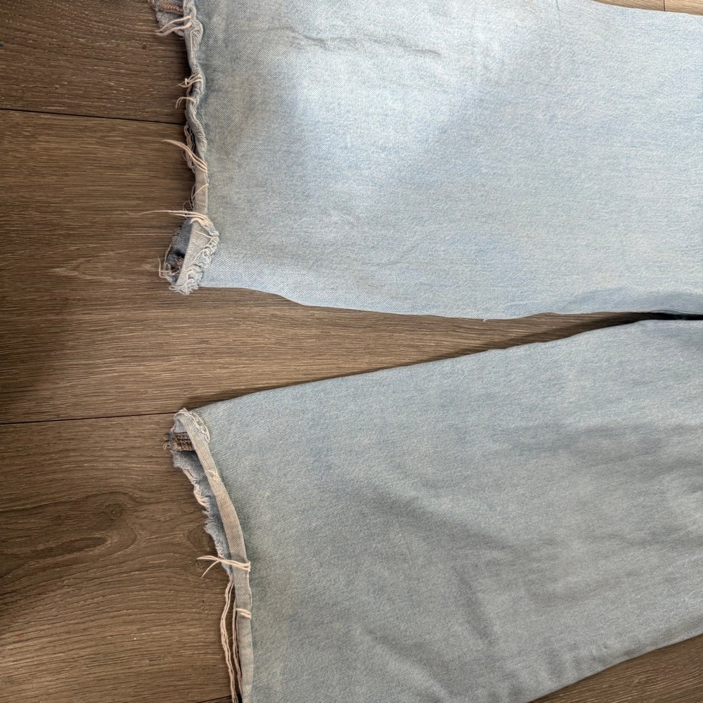 American Eagle Outfitters Women's Light Wash Distressed Wide Leg Jeans Size 8 - Picture 3 of 7